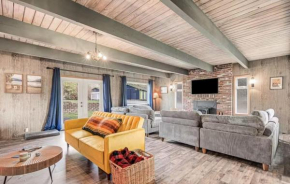 Mobys Beach Getaway Sleeps 11! Flat Beach Access Near Seabrook in Pacific Beach
